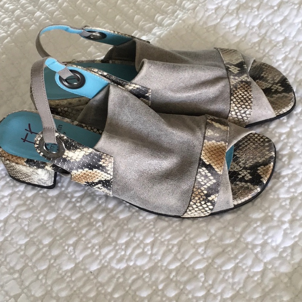 Beautiful Thierry Rabotin shoes! Suede and embossed leather. Low heel. Italy